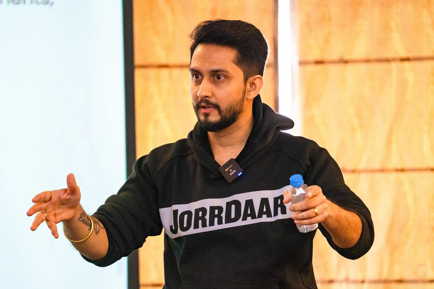 Digital Pratik teaching growth marketing on stage